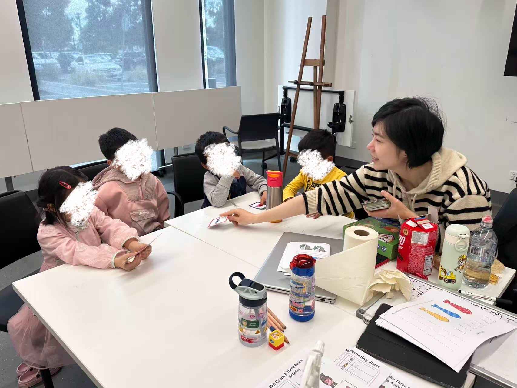 អ្នកព្យាបាល និងអតិថិជនធ្វើការជាមួយឧបករណ៍គាំទ្រ។